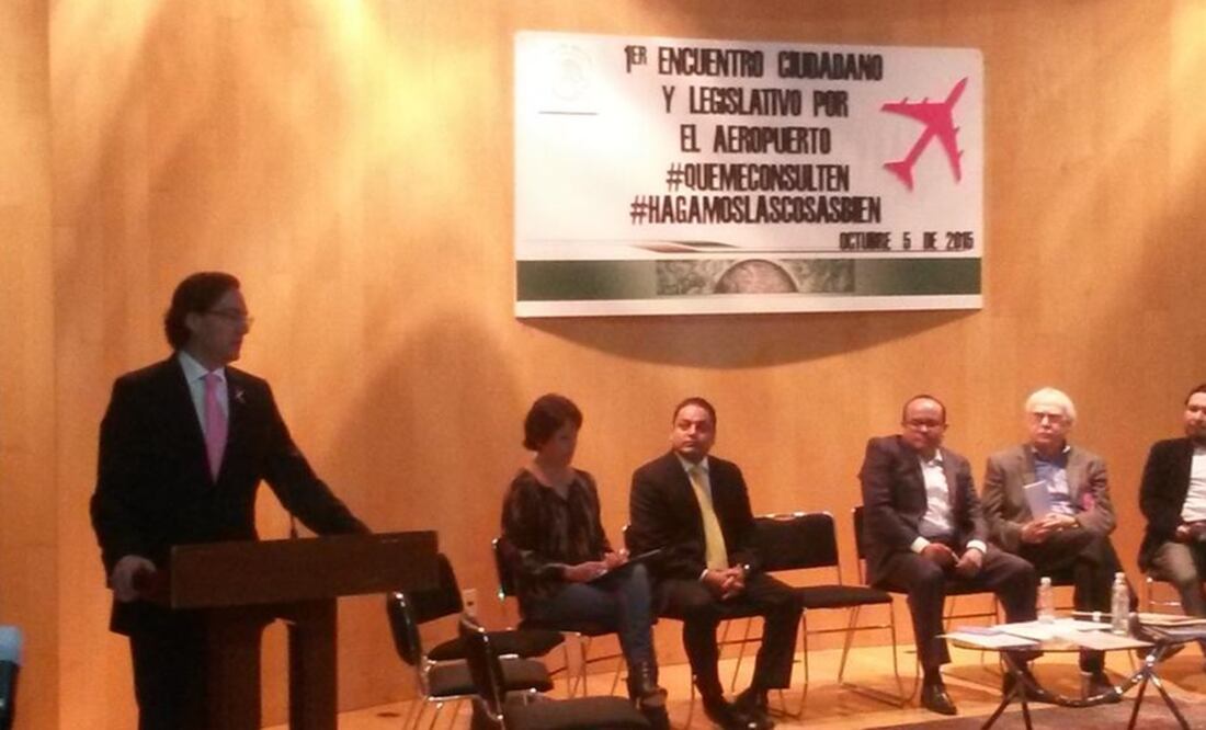 El secretario de Desarrollo Económico, Salomón Chertorivski participo en el Primer Encuentro Ciudadano y Legislativo por el Aeropuerto organizado por al Cámara de Diputados (Foto: @SedecoCDMX)