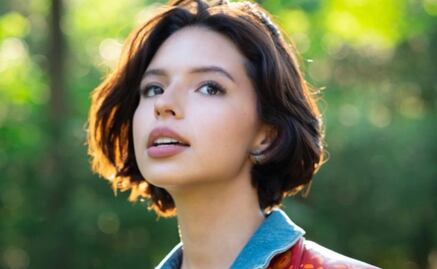 Ángela Aguilar se luce en bra de animal print y maxi falda blanca