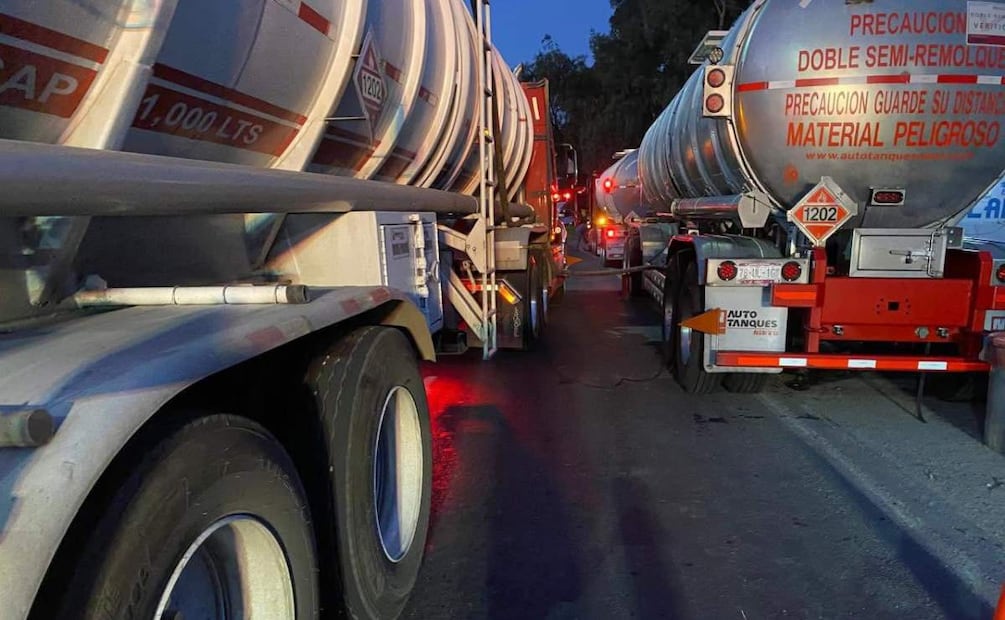 Cierran carretera Tula-Tlalpan en Hidalgo por fuga de combustible de un auto tanque de 36 mil litros (07/06/2025). Foto: Especial