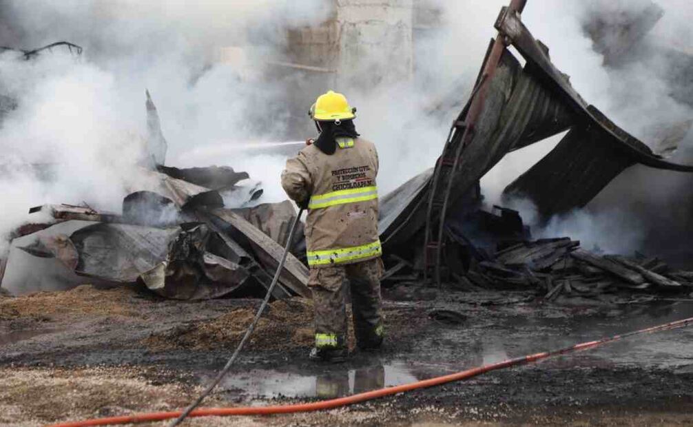 Con el apoyo de varias pipas de agua proporcionadas por el OPDAPAS, el fuego fue extinguido de manera efectiva. Foto: Especial