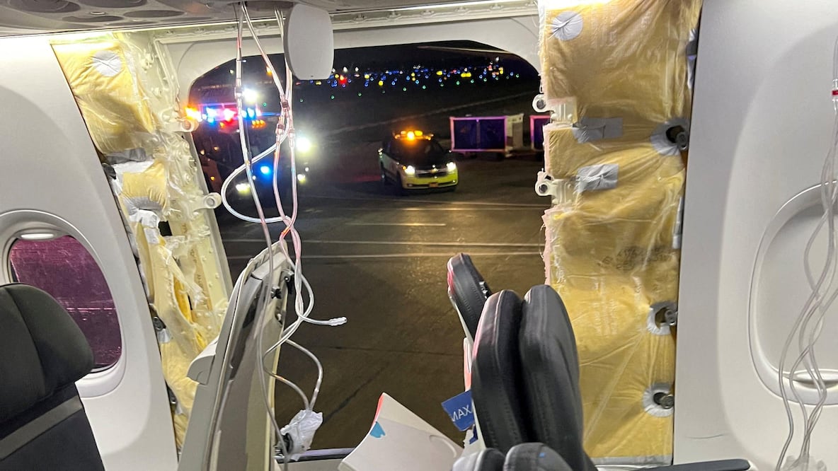 Tras el incidente, la FAA ordenó inmovilizar de inmediato todos los 737 Max 9 con la misma configuración que la del avión de Alaska Airlines para realizar inspecciones.