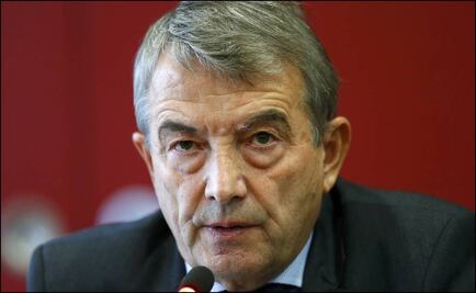 Miembros del ejecutivo de FIFA exigen salida de Niersbach