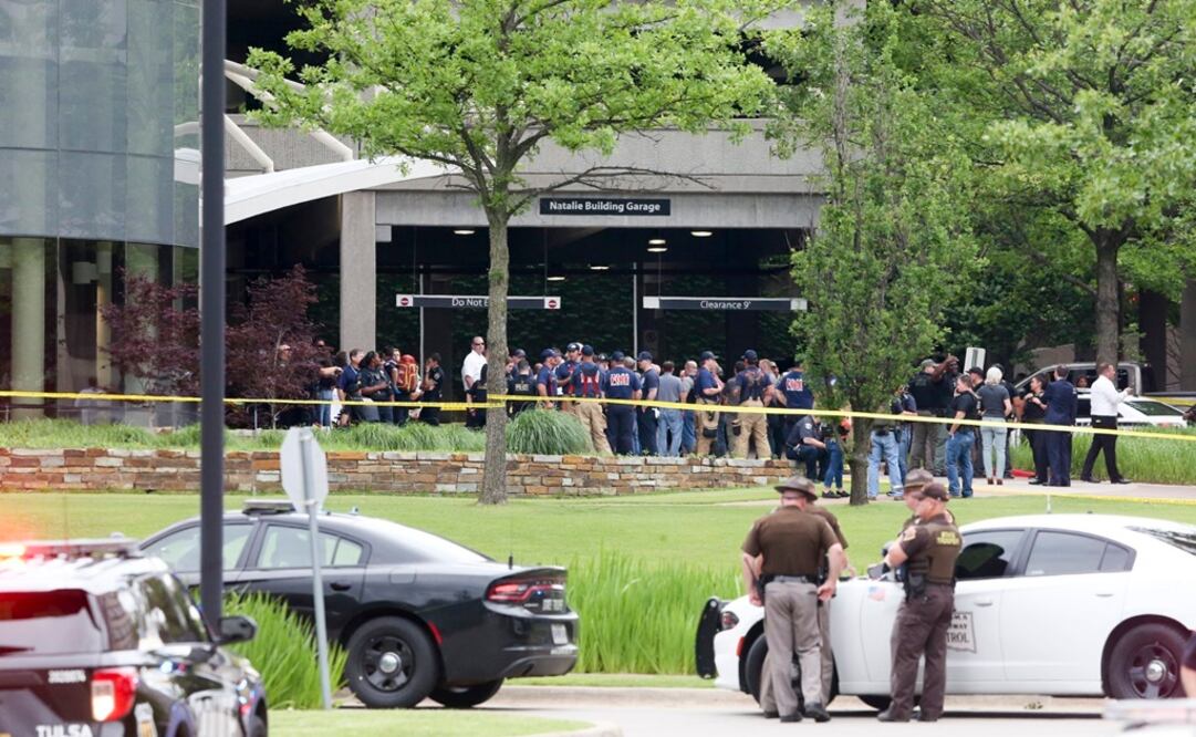 Personal de emergencia responde a un tiroteo en el edificio médico Natalie. Foto: AP