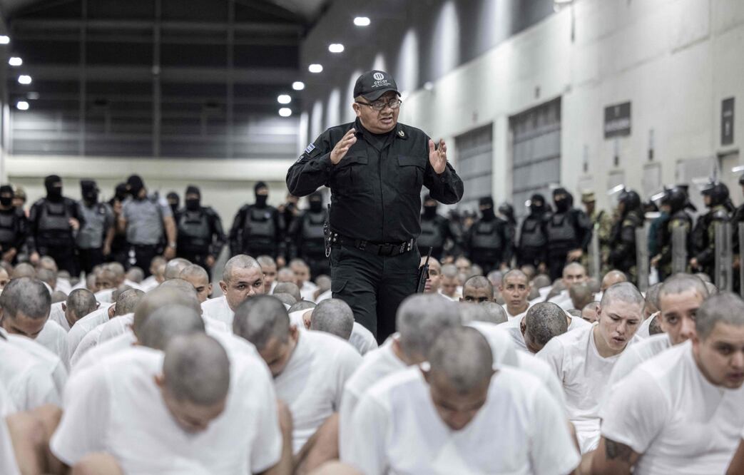 Miembros del Tren de Aragua ingresan a una cárcel de El Salvador. Foto: AFP