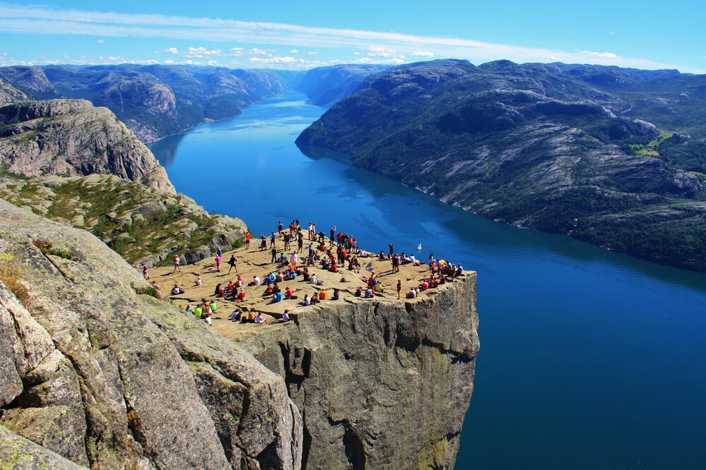 Preikestolen, la “Piedra del Púlpito”, es una de las mejores plataformas naturales de Noruega. (Foto: Istock)