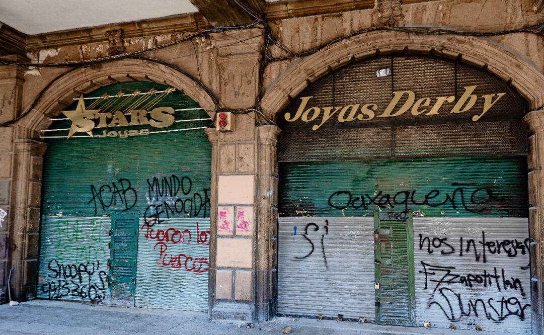 Comercios del primer cuadro del Centro Histórico permanecieron cerrados tras los daños sufridos durante la manifestación del 2 de octubre. De acuerdo con el Consejo para el Desarrollo del Comercio en Pequeño (ConComercioPequeño SC), entre 25 y 30 establecimientos fueron saqueados y vandalizados. Foto: Hugo Salvador / EL UNIVERSAL