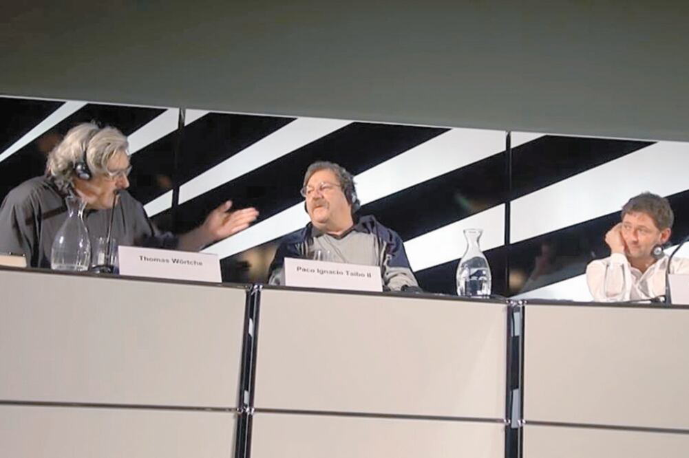 Paco Ignacio Taibo II (centro), como invitado en la Feria de Fráncfort, en 2014. Foto: IMAGEN TOMADA DE YOUTUBE