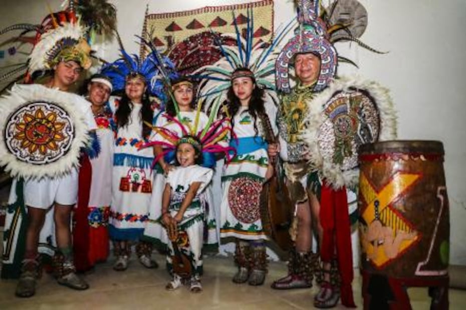 La familia que lleva las tradiciones mexicas al mundo