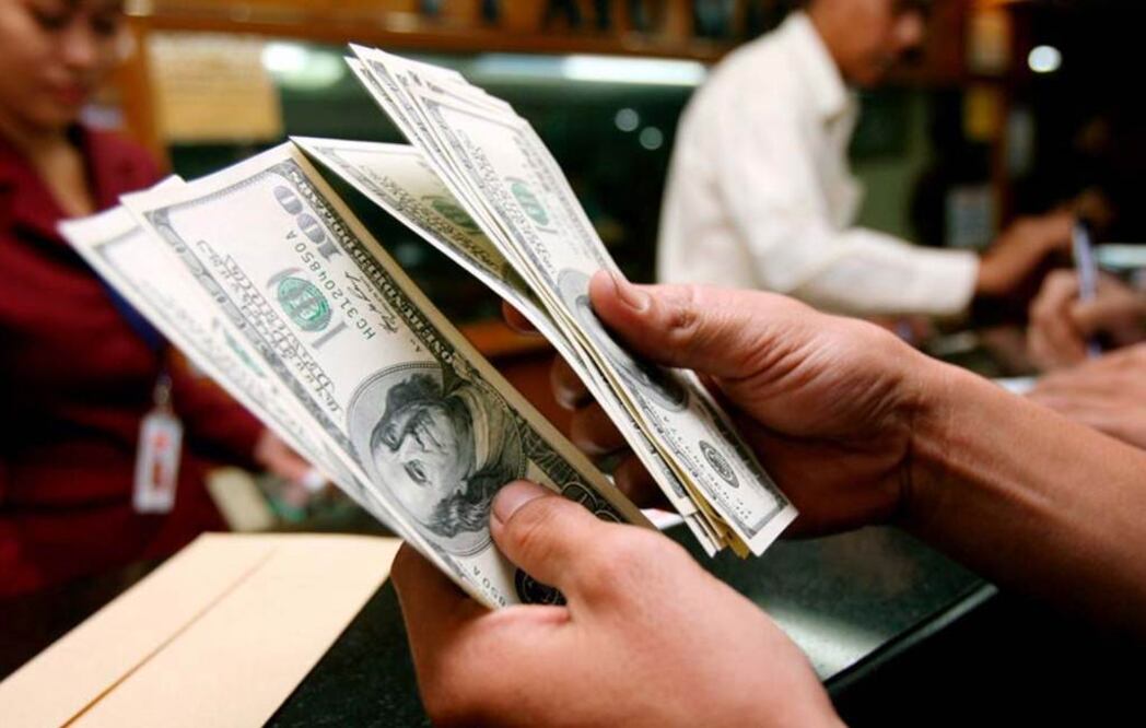 Cierra dólar hasta en $15.84 a la venta