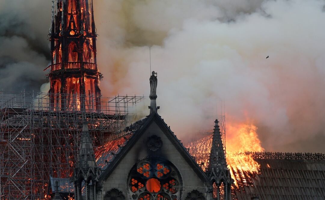 Smoke billows near scaffolding as fire engulfs the spire of Notre Dame Cathedral in Paris, France - Photo: Benoit Tessier/REUTERS