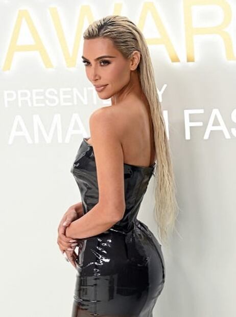 Kim Kardashian derrocha sensualidad en vestido semitransparente de látex