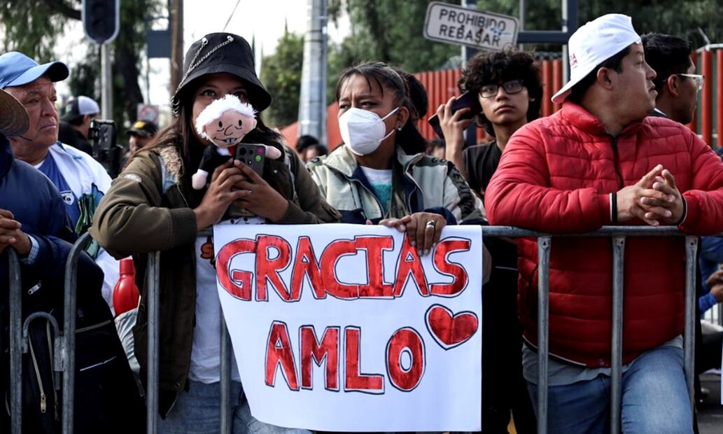 Simpatizantes de AMLO y Sheinbaum muestran su apoyo en los alrededores de San Lázaro. Foto: Yaretzy M. Osnaya / EL UNIVERSAL