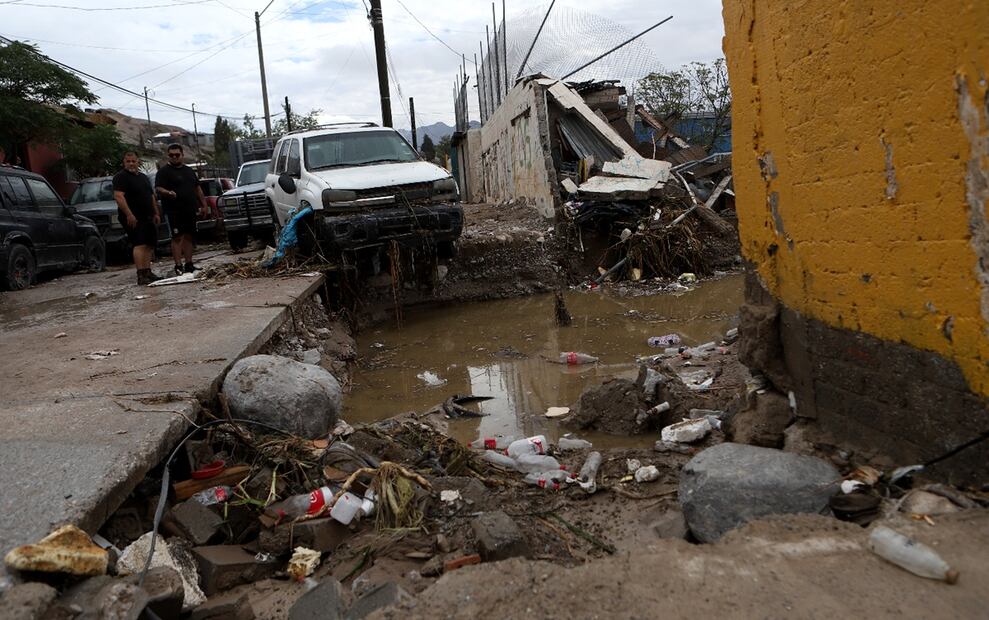 Lluvias que se registraron la madrugada de este miércoles en la zona norponiente de Ciudad Juárez, Chihuahua, dejaron severas inundaciones y daños en vehículos y viviendas, el 25 de junio de 2025. Foto: Foto: Christian Torres / EL UNIVERSAL