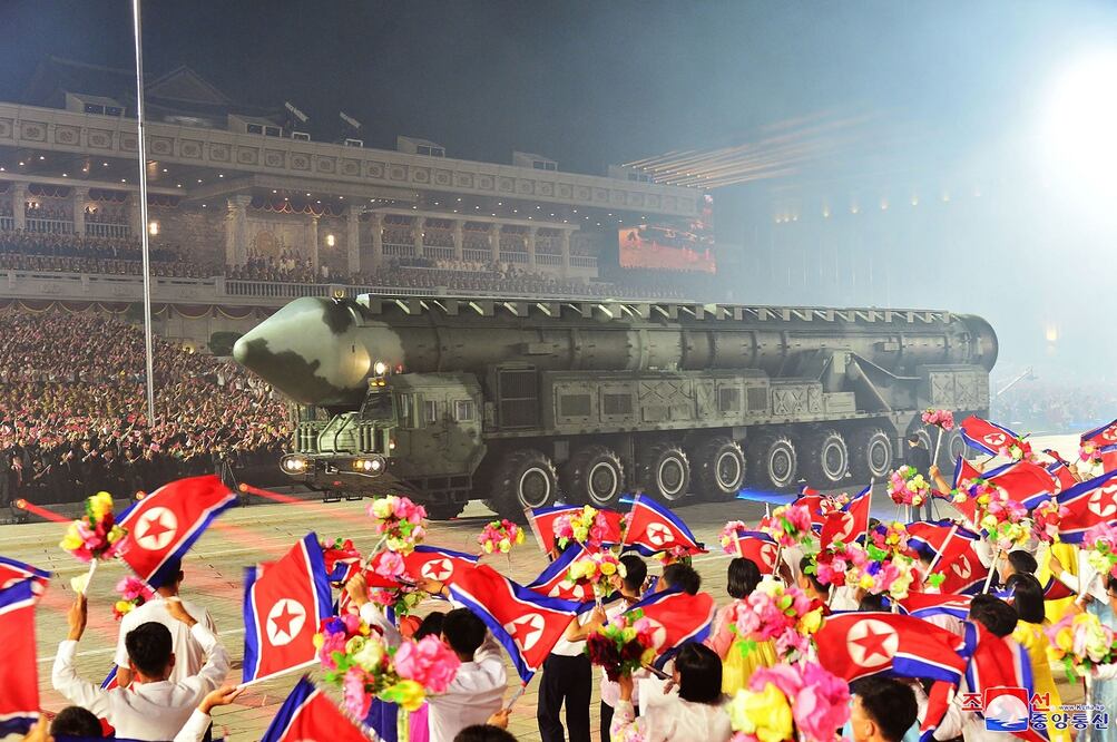 Un misil balístico intercontinental (ICBM) en el desfile en la Plaza Kim Il-sung en Pyongyang. Foto: AFP