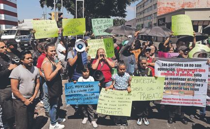 En rechazo al “abasto popular”, locatarios arman bloqueos
