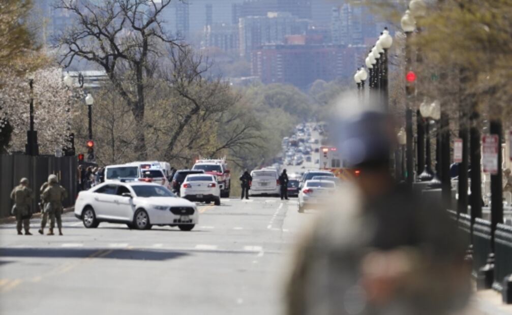 Auto embiste a policías en Capitolio de EU; muere atacante a tiros