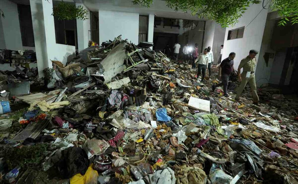 Equipos de búsqueda y recuperación trabajan entre los escombros de un accidente aéreo en Ahmedabad, India, el jueves 12 de junio de 2025. Foto: AP