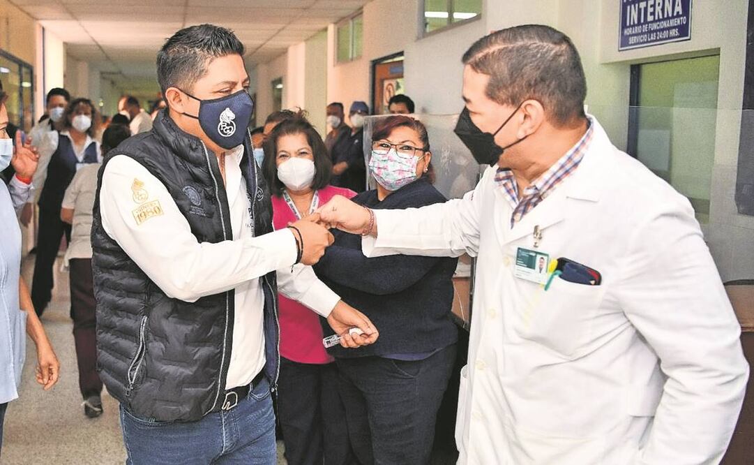El gobernador potosino Ricardo Gallardo Cardona (izq.) dijo que en el estado no volverán a faltar medicamentos contra el cáncer. Foto: Especial