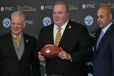 Mike McCarthy derrama lágrimas durante su presentación como nuevo entrenador de Steelers