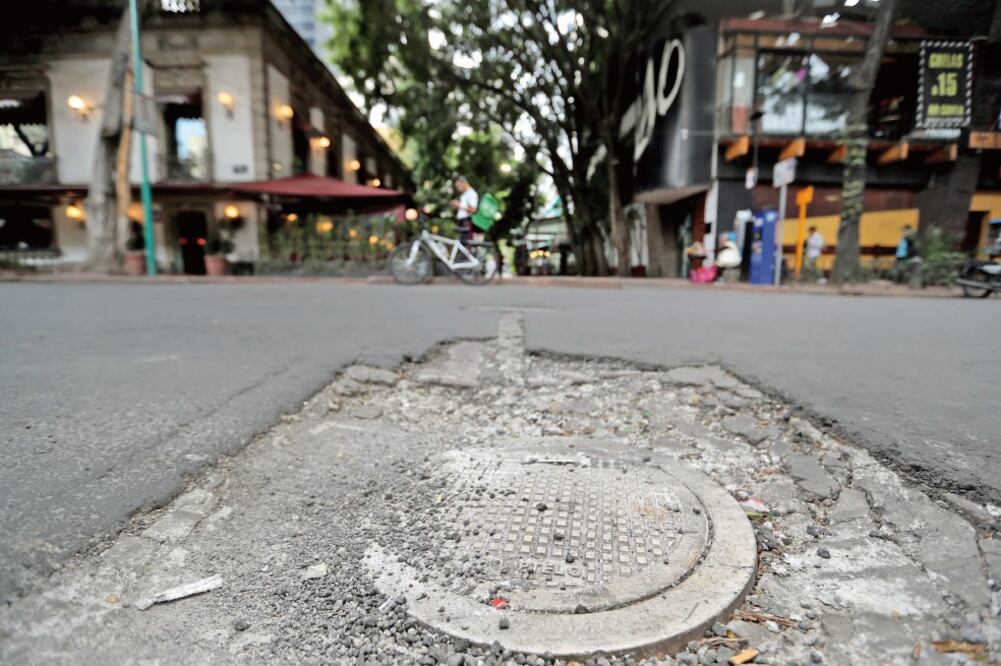 La rehabilitación de la calle de Hamburgo, en la Zona Rosa, está incompleta y por ello las autoridades del Gobierno de la CDMX intervendrán para terminar y reparar el deterioro (VALENTE ROSAS. EL UNIVERSAL)