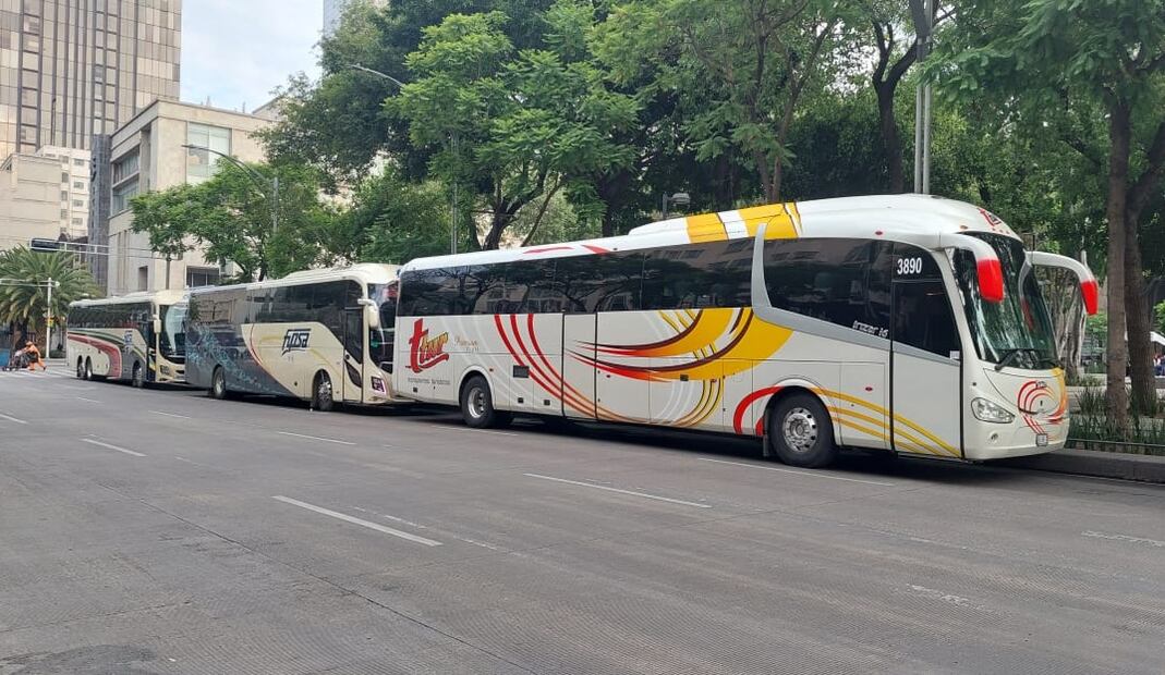 Camiones sobre avenida Juárez. Foto: Brenda Martínez