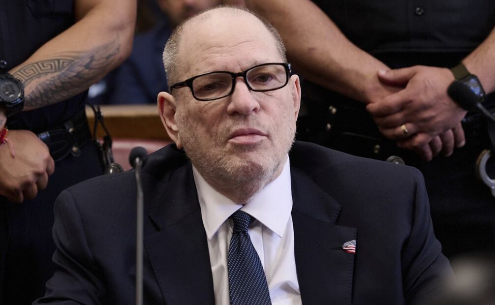 Weinstein se ha declarado no culpable y niega haber violado o agredido sexualmente a alguien. Sus absoluciones en los dos cargos más graves en su juicio de 2020 —agresión sexual depredadora y violación en primer grado— aún se mantienen. Foto: Curtis Means/Pool Photo via AP.