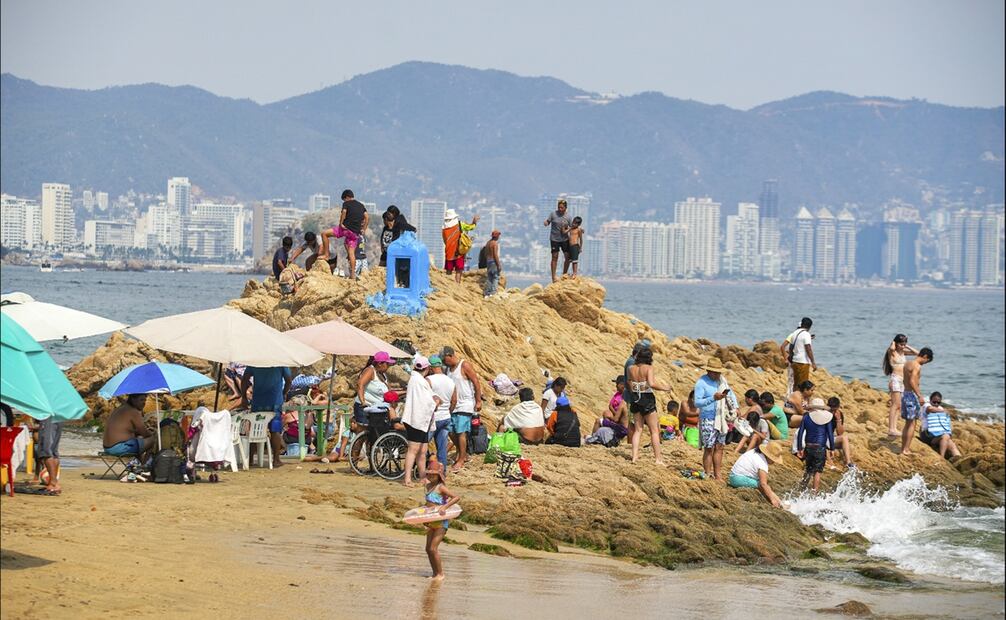 Una playa de Acapulco luce abarrotada de gente que disfruta de las vacaciones de Semana Santa, el jueves 17 de abril de 2025. Foto: EFE