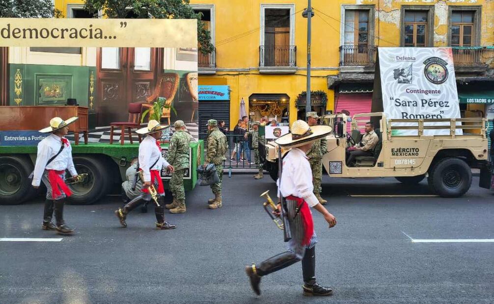 Ambiente previo al Desfile por el Aniversario de la Revolución Mexicana. Foto: Luis Camacho / EL UNIVERSAL.