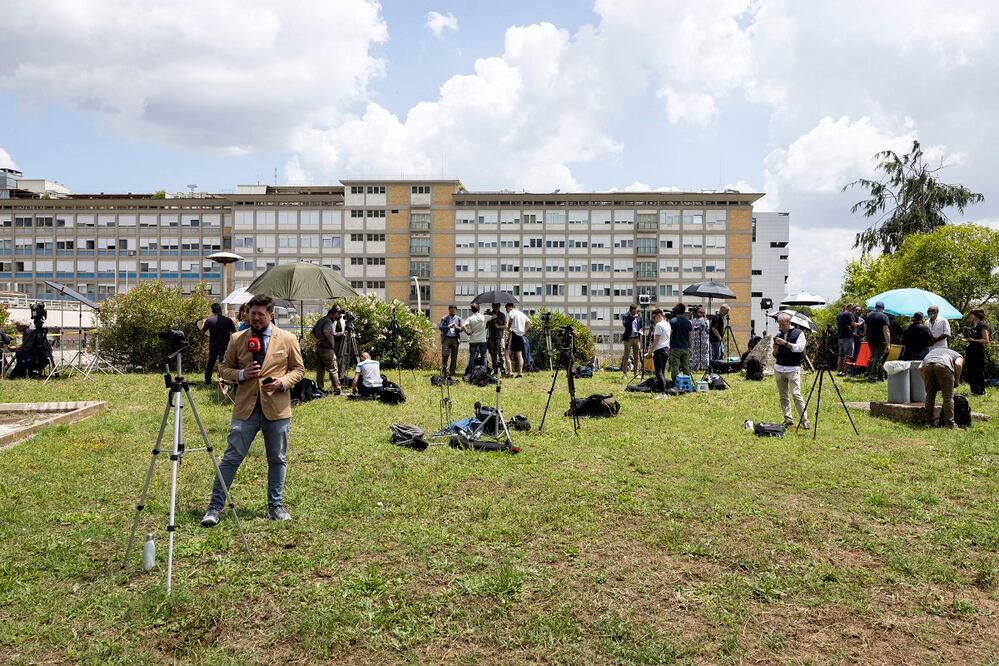 Medios de comunicación están reunidos afuera del hospital Agostino Gemelli, en Roma, donde fue internado el papa Francisco para ser sometido a una cirugía.  EFE