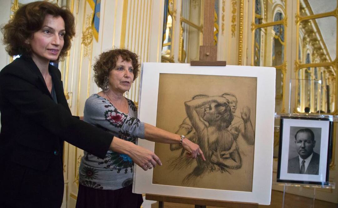 La ministra de cultura de Francia Audrey Azoulay (izquierda) y Viviane Dreyfus, hija del propietario original. (FOTO: AP)