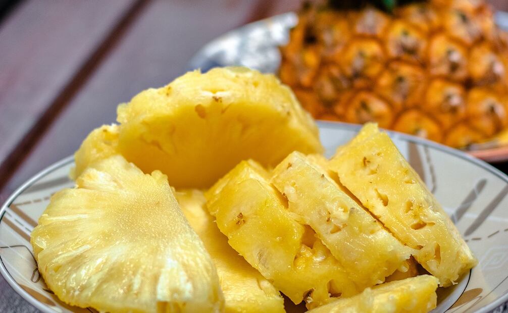 La manera de beneficiarse de las propiedades de la piña es a través de jugos. Foto: Pixabay