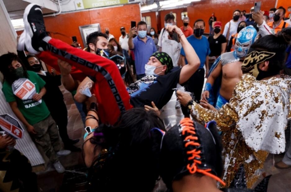Del ring al Metro CDMX: luchadores castigan a usuarios que no usan cubrebocas y reparten gel antibacterial