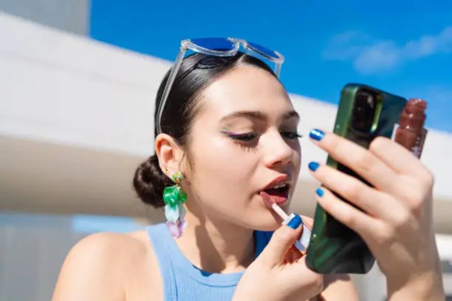 Descubre cómo puede durar más tu maquillaje a pesar del calor. Foto: Unsplash