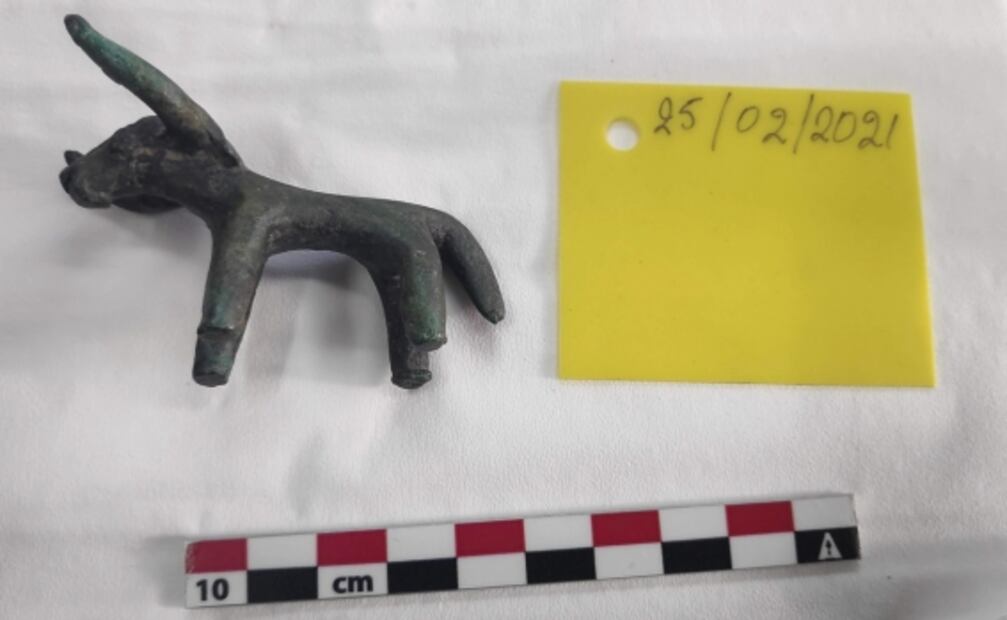 Fuertes lluvias en Grecia develan estatuilla de un toro de hace 3 mil años