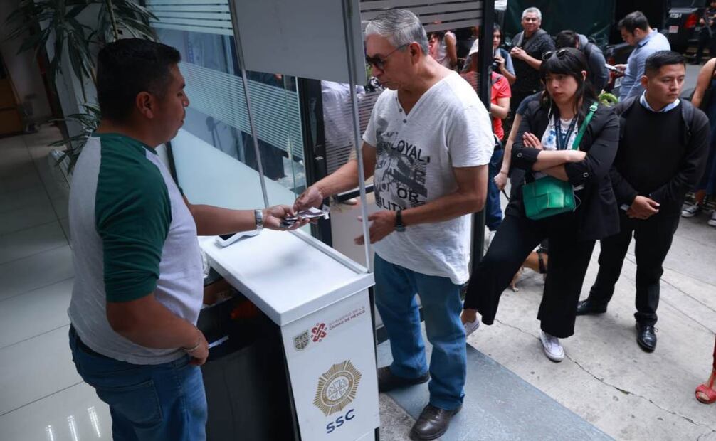 Venta de lentes para observar el eclipse afuera de la SSC-CDMX. Foto: Fernanda Rojas. EL UNIVERSAL