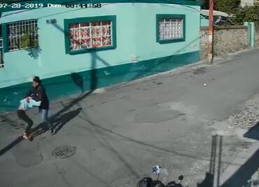 Captan a motociclista cuando jalonea a jovencita en Xochimilco