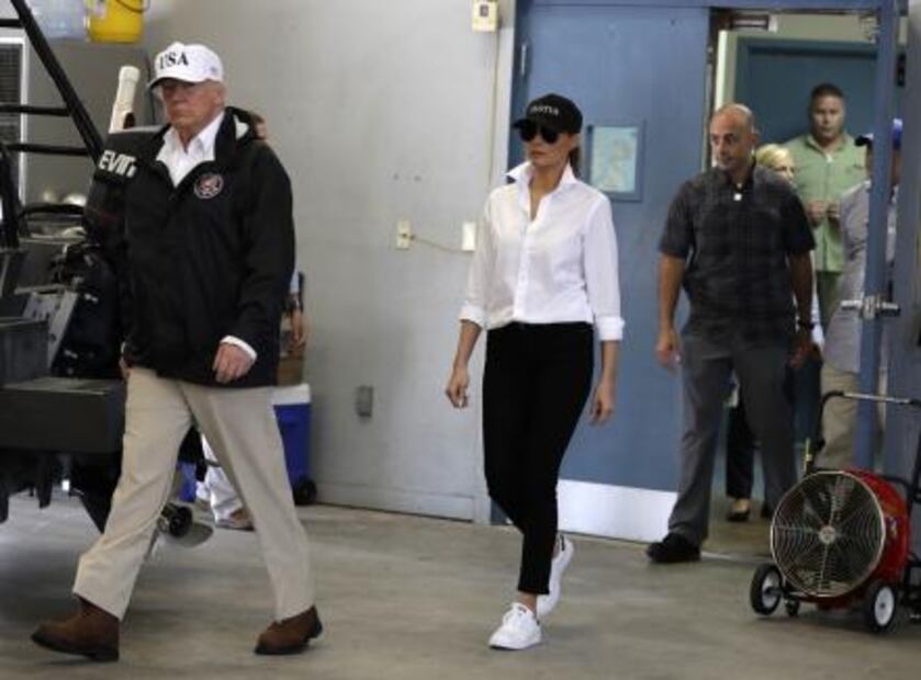 Critican a Melania Trump por llevar tacones para visitar zona devastada por "Harvey"
