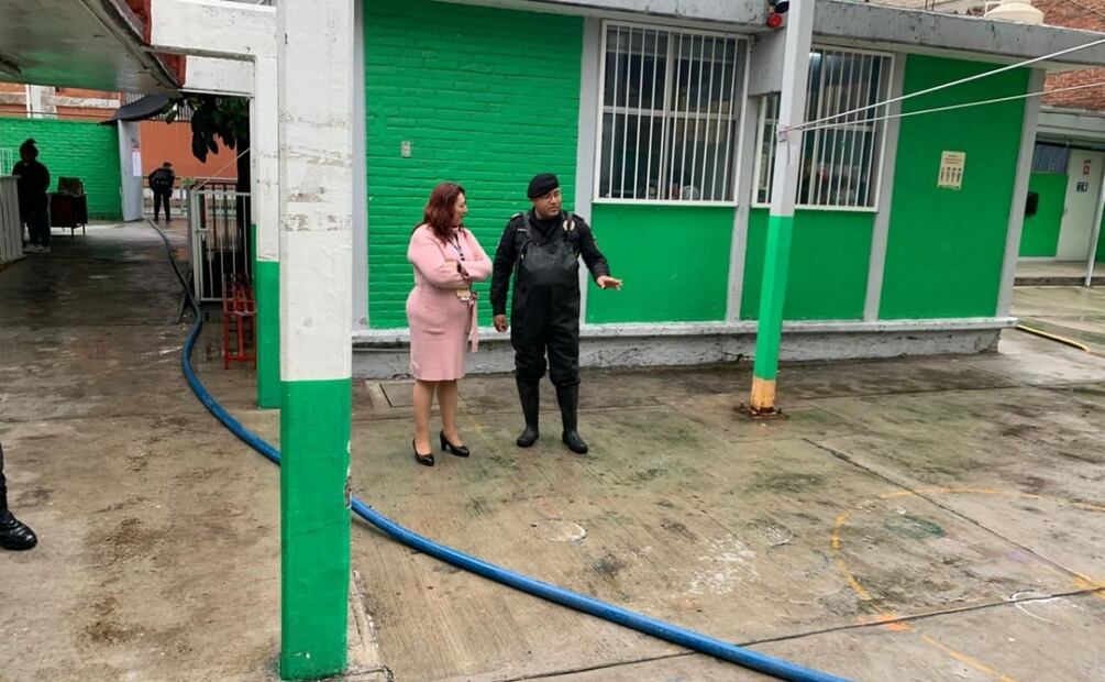 Lluvias provocan severo encharcamiento en Iztacalco; escuela primaria sufre inundación y moviliza cuerpos de emergencias. Foto: Juan Carlos Williams
