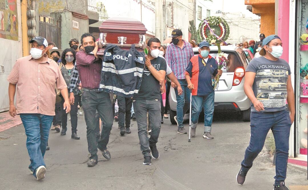 La tarde del domingo se realizó el sepelio de Araceli Linares, de 52 años de edad, víctima del colapso de la Línea 12 del Metro. Foto: VICTORIA VALTIERRA. CUARTOSCURO. 