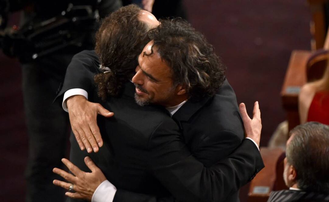 Iñárritu felicita a Lubezki por haber ganado el Oscar a la mejor cinematografía, en la edición del año pasado. FOTO: AP