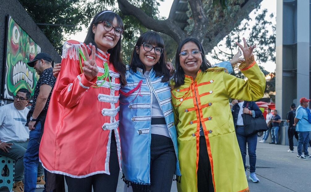 Jóvenes caracterizadas con los icónicos atuendos del Sargento Pimienta llenaron el recinto. Foto: Yaretzy M. Osnaya/ EL UNIVERSAL.