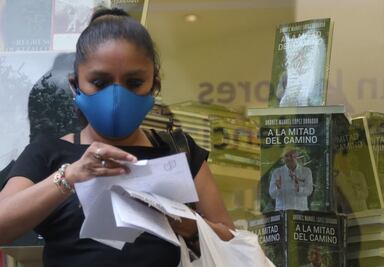 AMLO recomienda a sus "adversarios" leer "A mitad del camino", su más reciente libro 