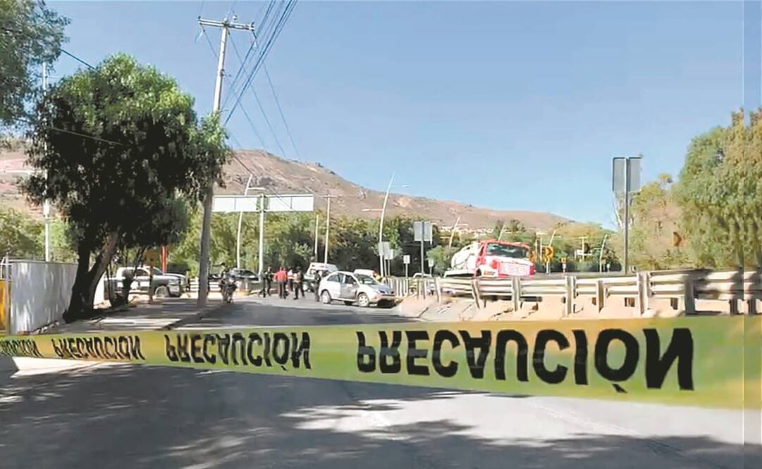 El vehículo en el que viajaba el jefe de Tesorería del IMSS fue atacado cuando circulaba por la lateral del bulevar metropolitano.Foto:Especial