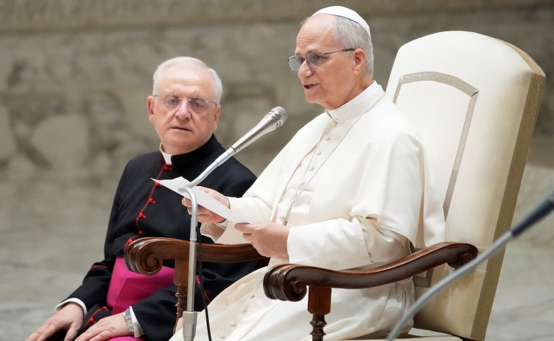 El papa León XIV lee su mensaje durante la audiencia semanal del Vaticano, el miércoles 27 de agosto de 2025. Foto: AP
