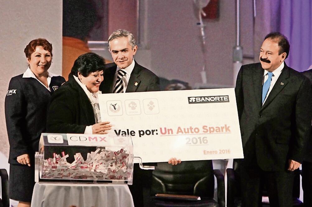 El jefe de gobierno, Miguel Ángel Mancera Espinosa, destacó la labor de las casi nueve mil enfermeras que laboran en el sector salud en la ciudad, con motivo de la celebración del Día de la Enfermera (ESPECIAL)