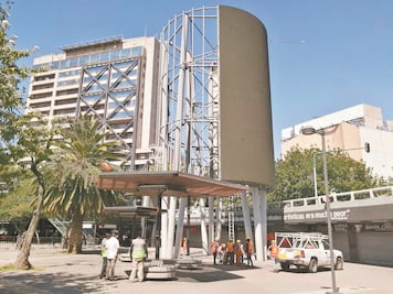 Quitan cilindros publicitarios de Insurgentes