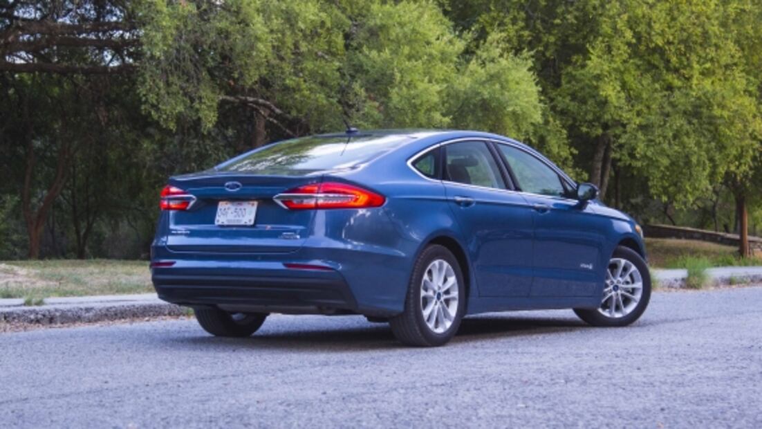 Fusion Hybrid junta lo mejor de un sedán con poco consumo de gasolina