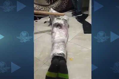 Golpean y envuelven en plástico a presunto ladrón de luces y adornos de Navidad