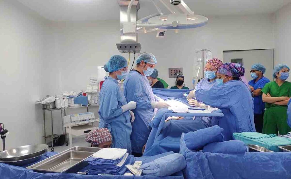 Médicos improvisaron un "casco cefálico neonatal" utilizando una botella de plástico en el Hospital Regional de Macuspana. Foto: Archivo