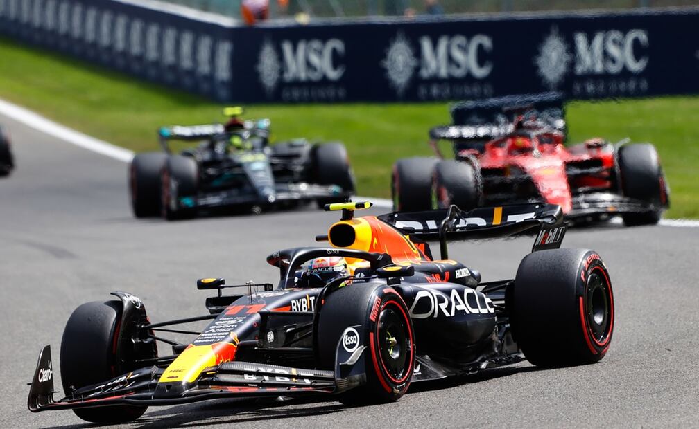 Checo Pérez rebasando a un Ferrari y un Mercedes / FOTO: AFP